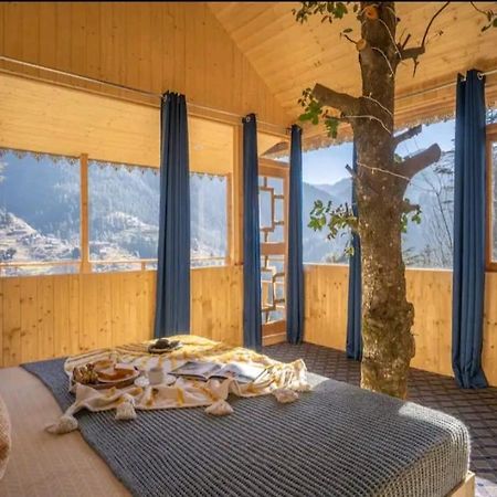 Into The Woods Treehouse Jibhi Villa Exterior photo