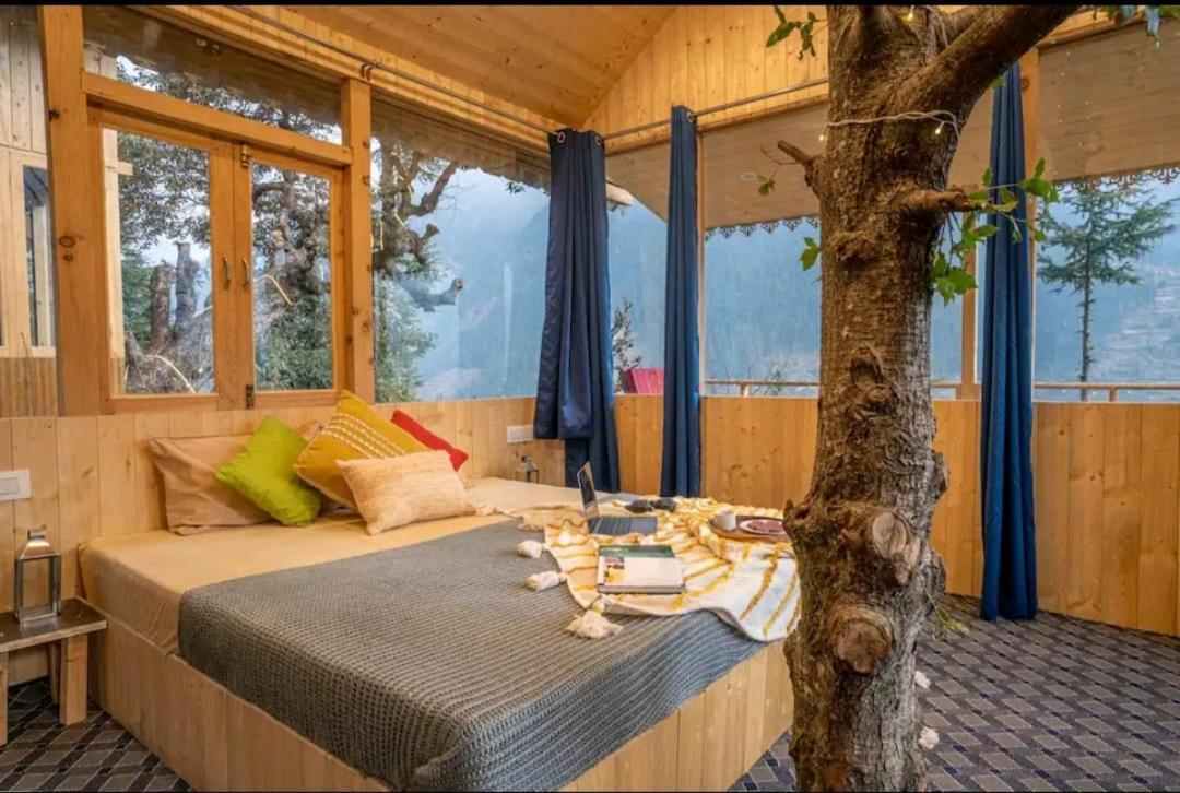 Into The Woods Treehouse Jibhi Villa Exterior photo