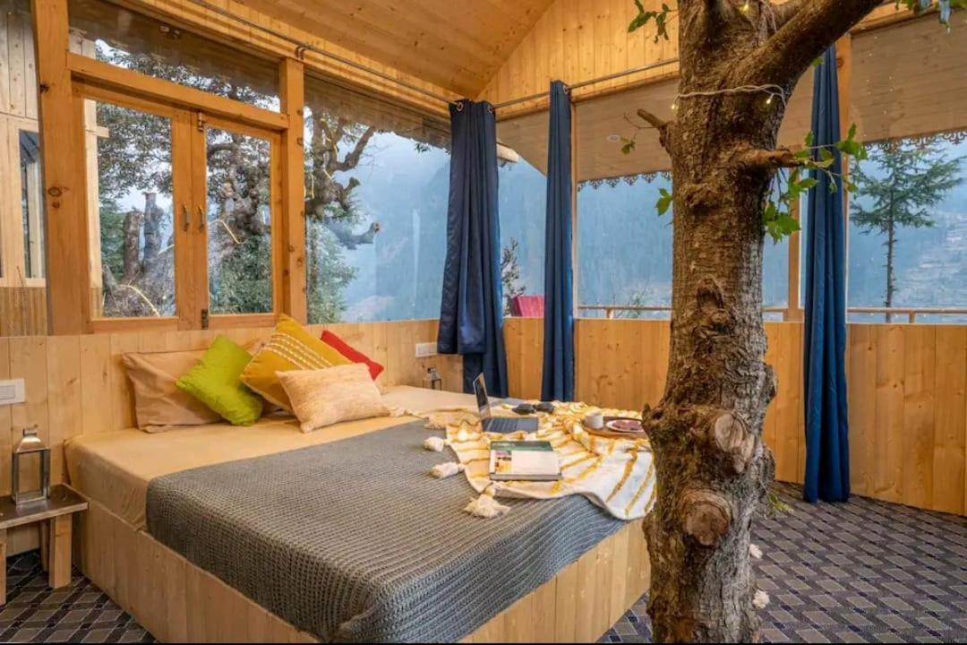 Into The Woods Treehouse Jibhi Villa Exterior photo