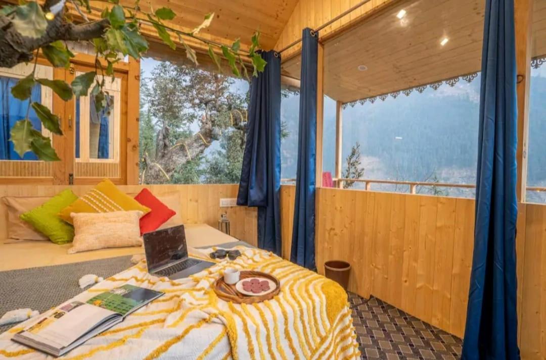 Into The Woods Treehouse Jibhi Villa Exterior photo
