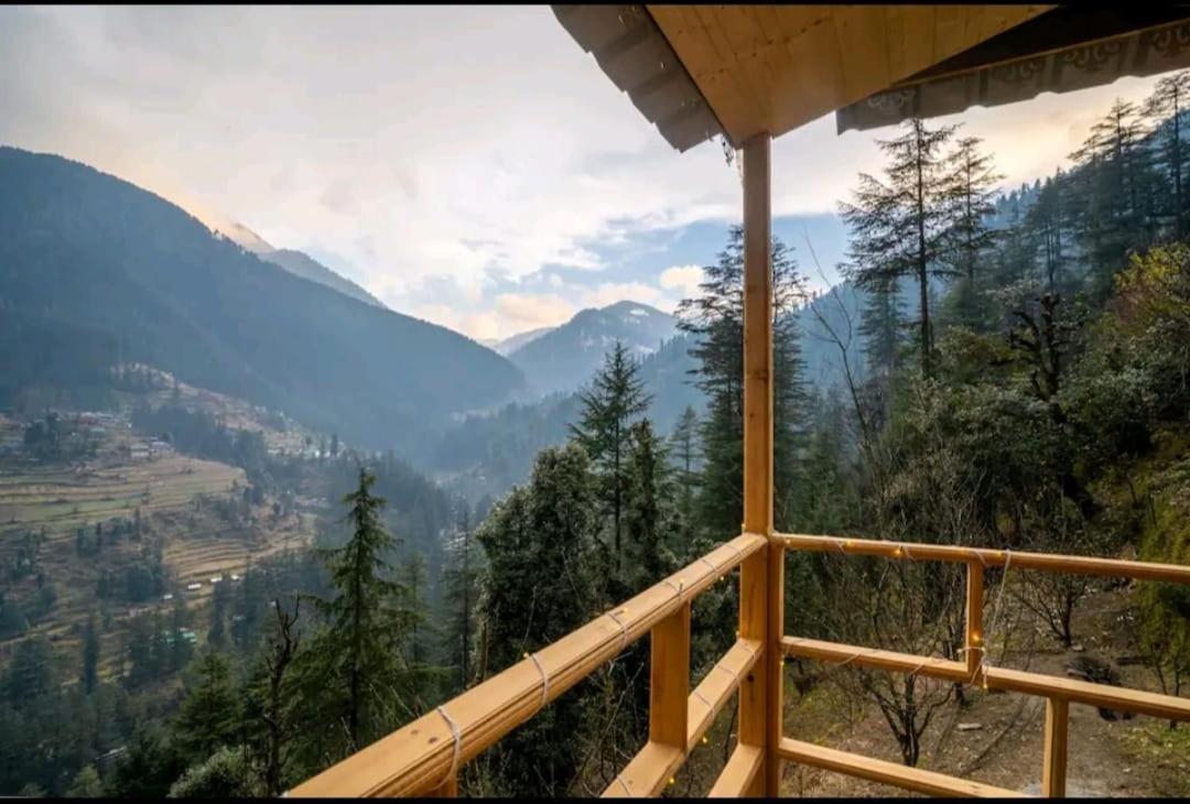 Into The Woods Treehouse Jibhi Villa Exterior photo