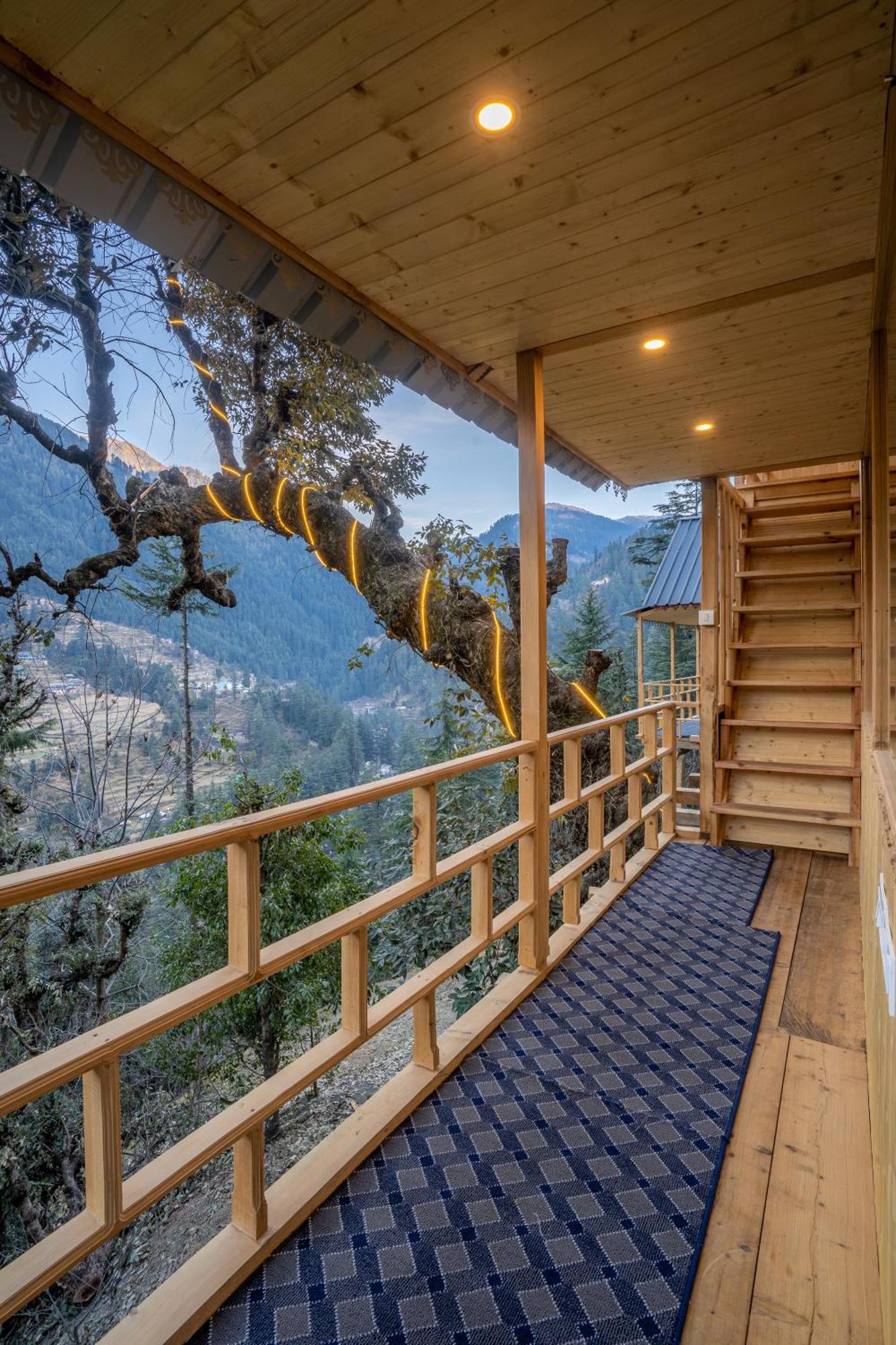 Into The Woods Treehouse Jibhi Villa Exterior photo
