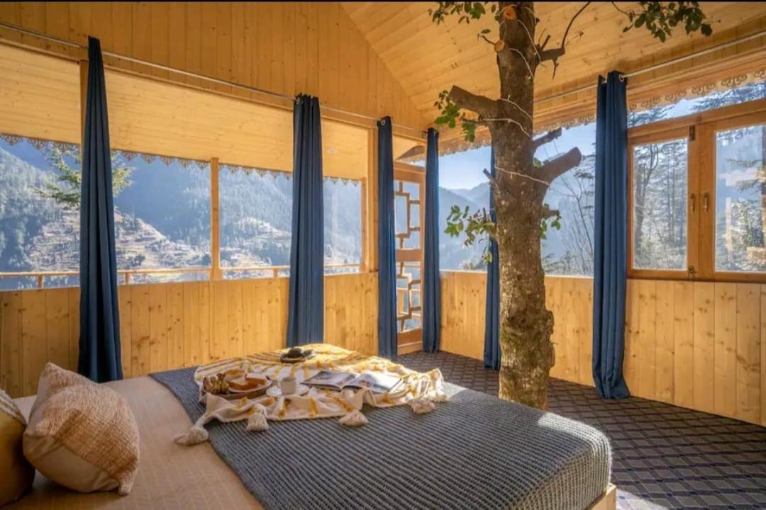 Into The Woods Treehouse Jibhi Villa Exterior photo